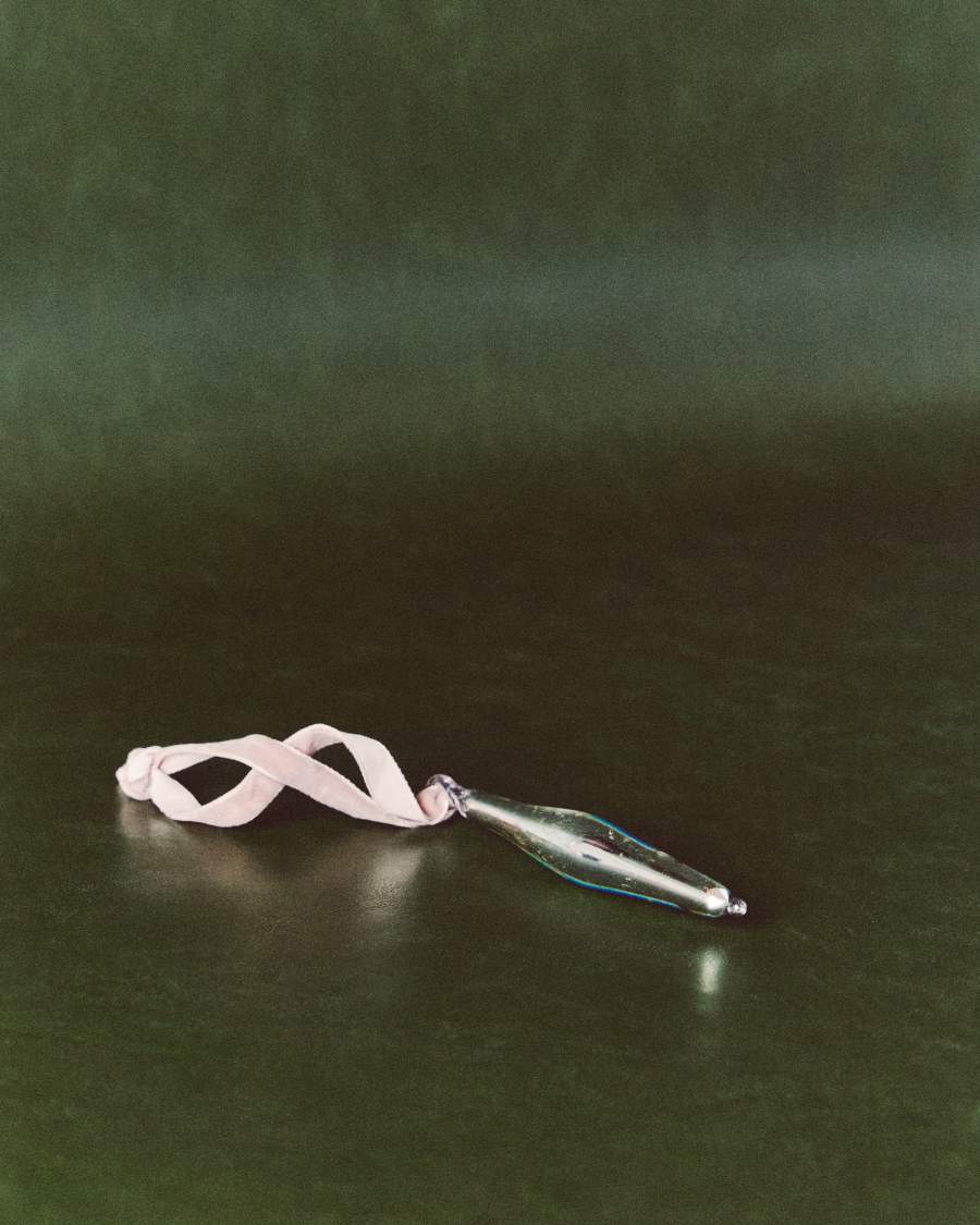 Isven set van 2 hangende zilverkleurige ornamenten van gerecycled glas 10 cm