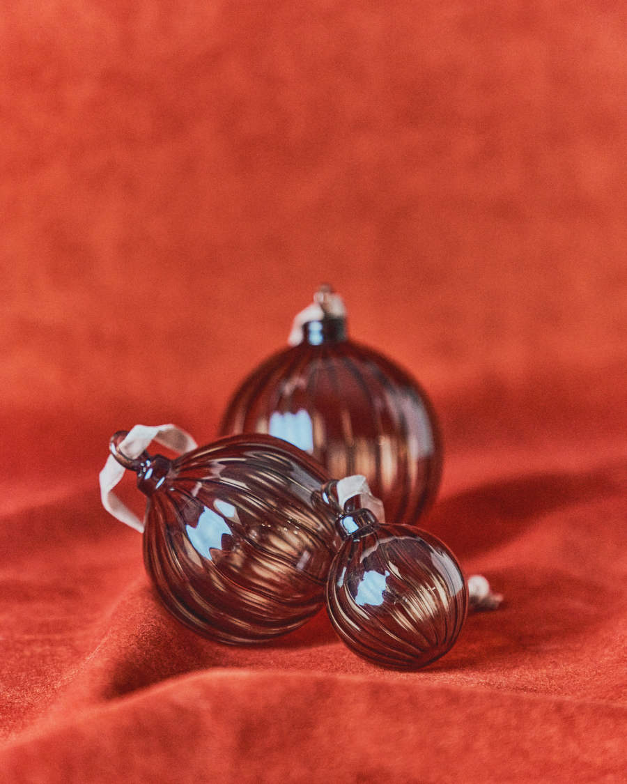 Oranel set of 2 brown recycled glass hanging ornaments Ø 9,5 cm