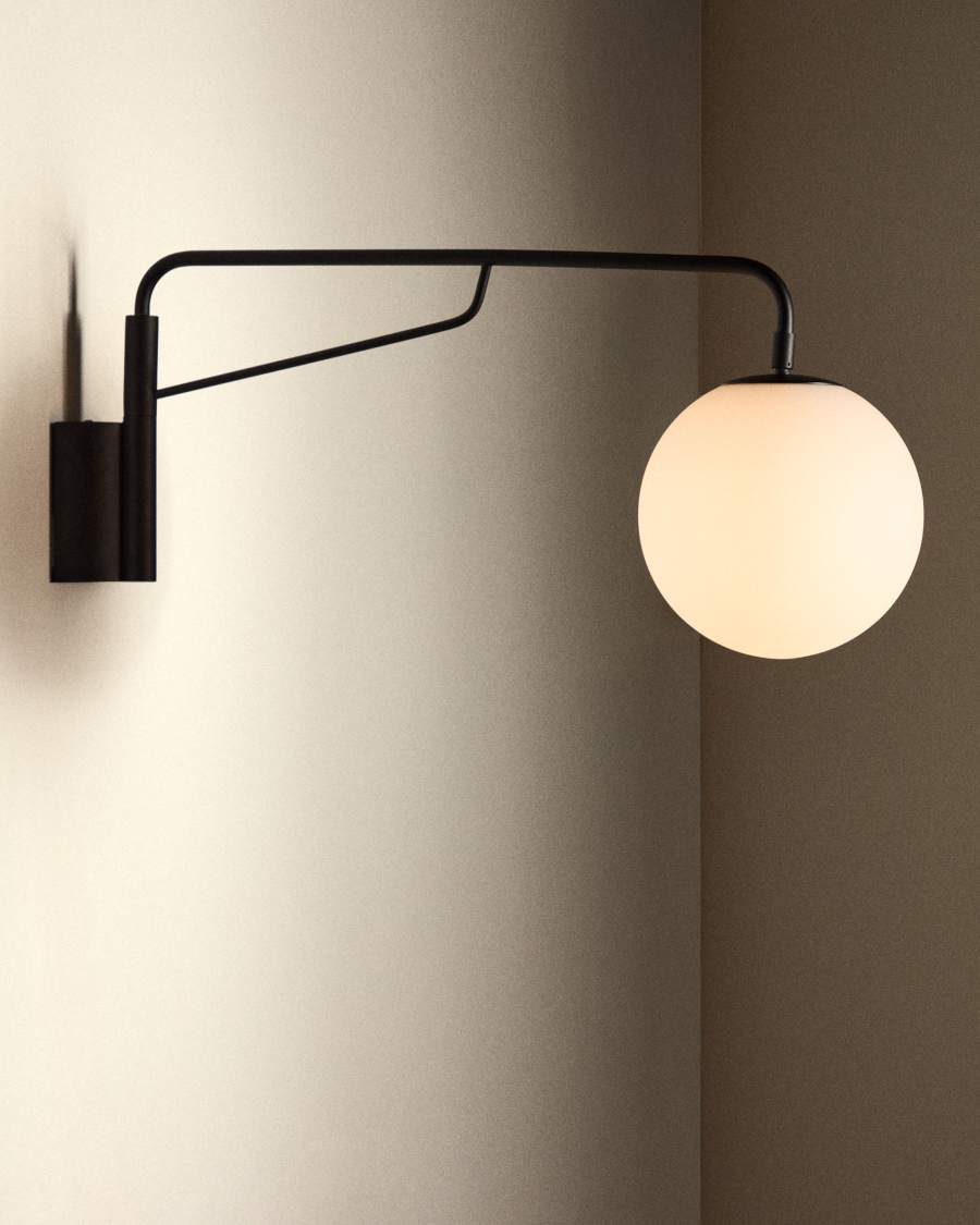 Eilo wall light in black steel with frosted glass globe