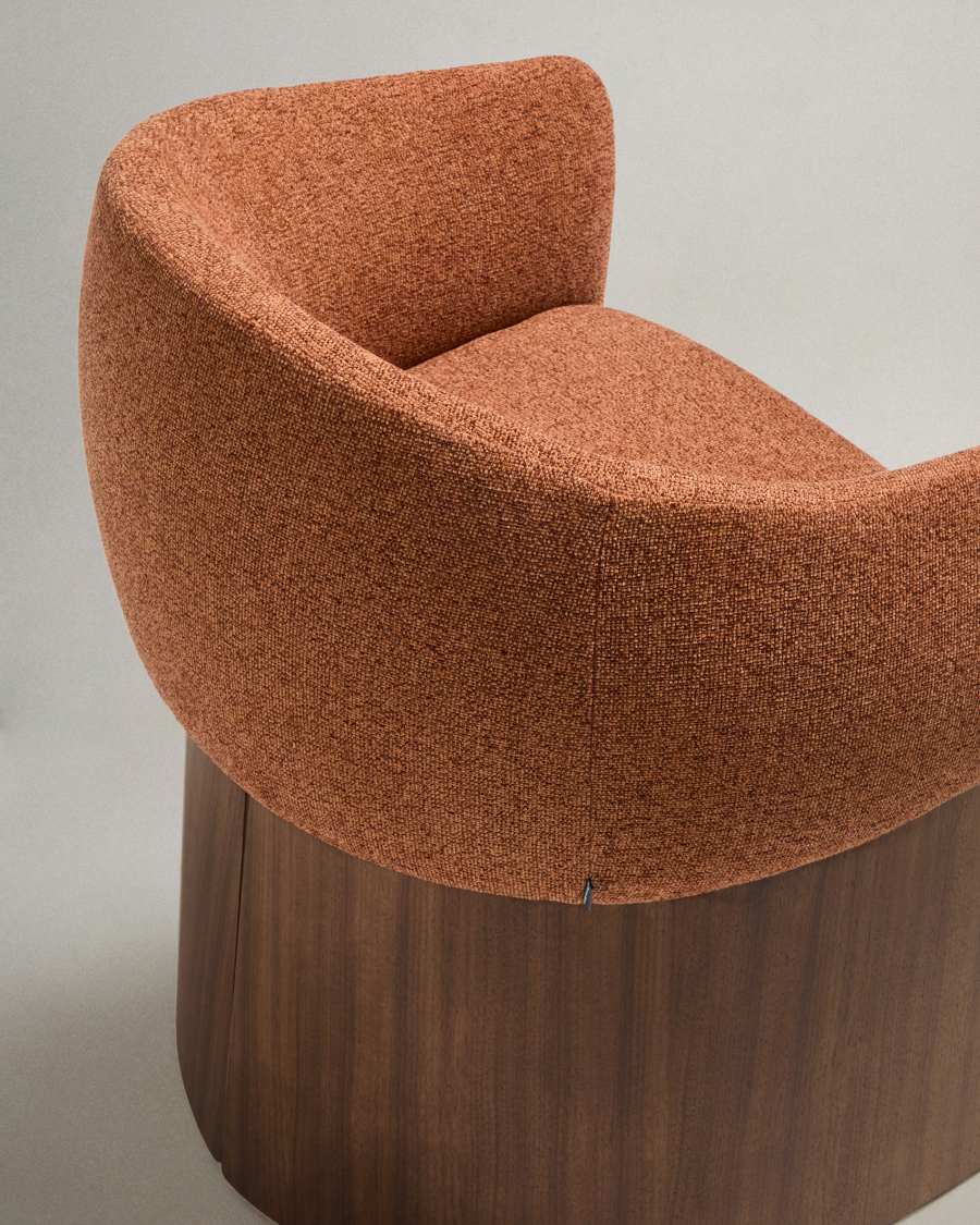 Sedia Bosca in ciniglia color terracotta e impiallacciatura di noce FSC 100%