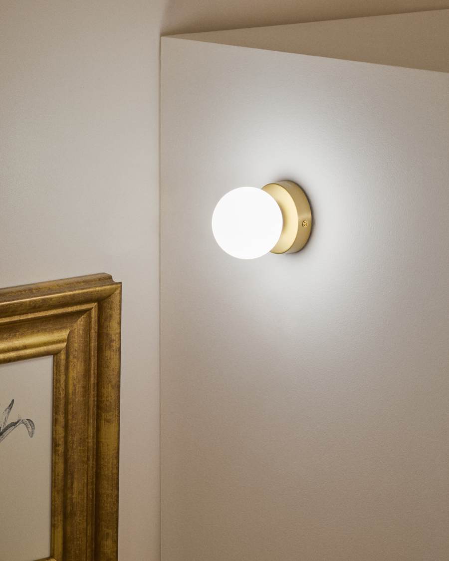 Brisia metal wall lamp with brushed brass finish and 1 frosted glass ball Ø8cm
