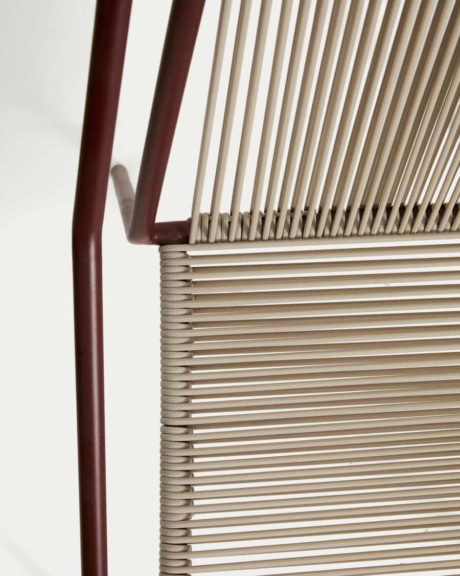 Outdoor-Stuhl Zivia aus écrufarbenem Seil und granatrot verzinktem Stahl