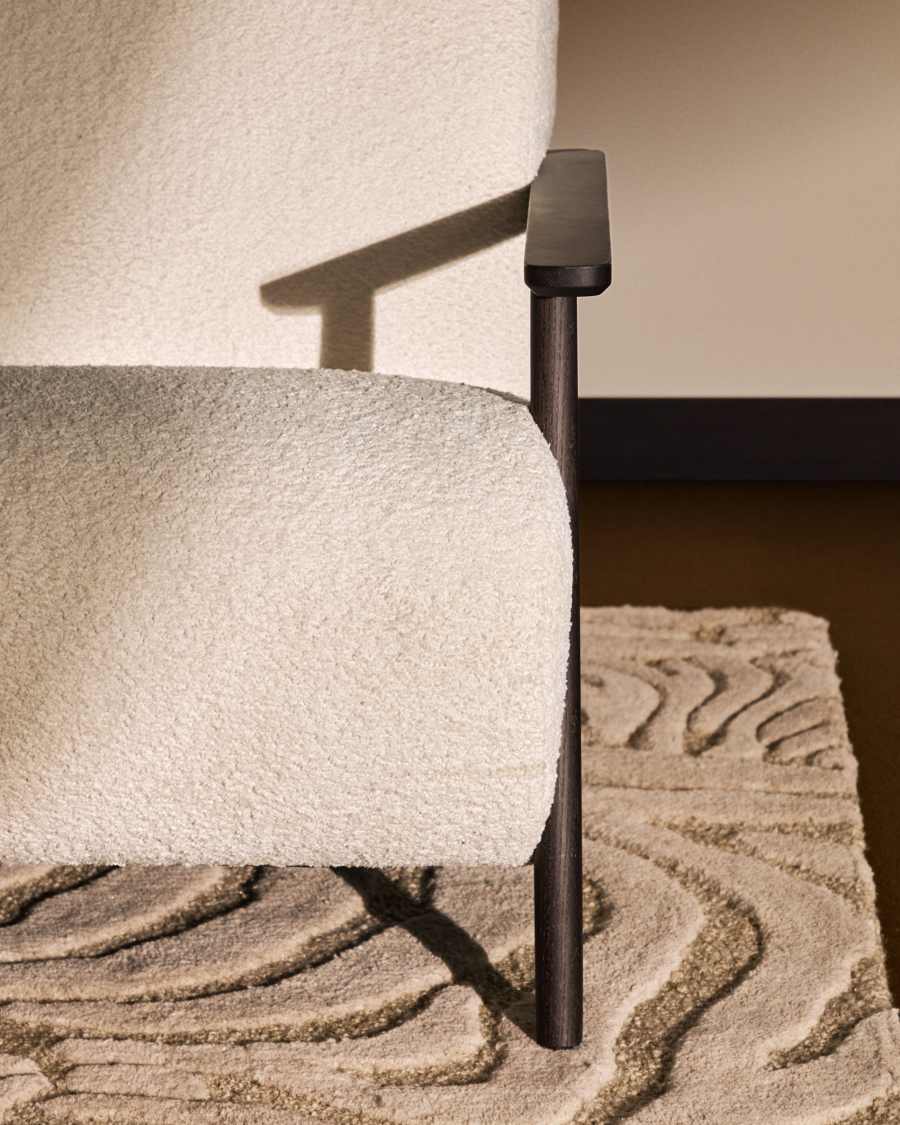 Meghan ecru fauteuil met brandvertragende imitatieschapenvacht en massief essenhouten wengé afwerking FSC Mix Credit