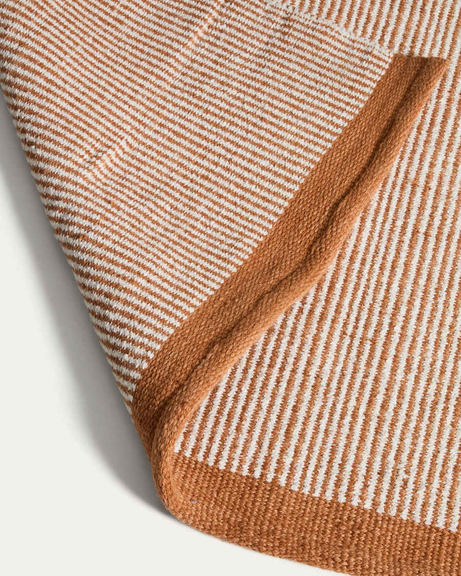 Teppich Tinei aus 100 % PET mit orangefarbenen Streifen, 200 x 300 cm