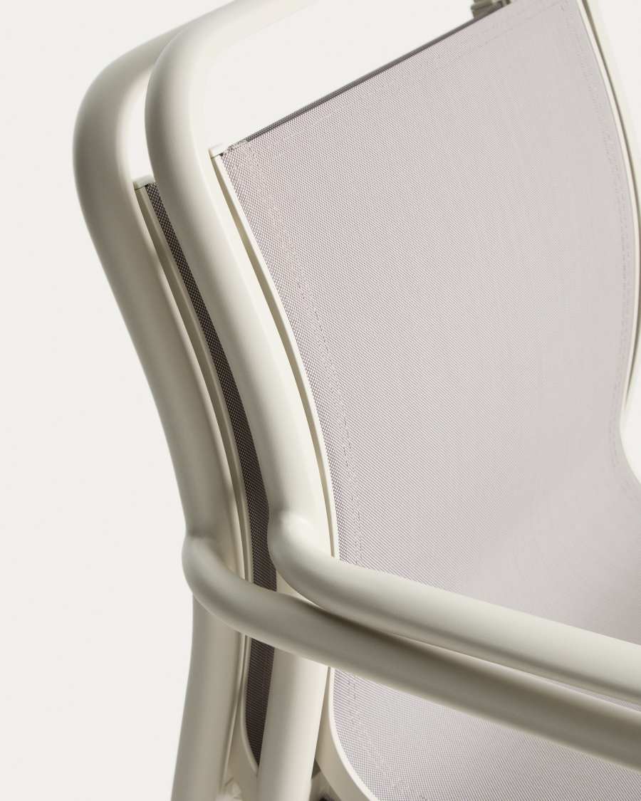 Cadira apilable Luri d’alumini cru i textilè beix