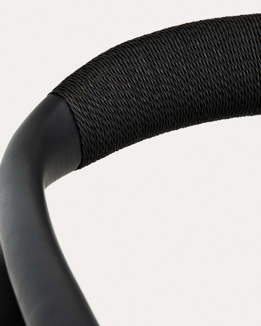 Poltrona Derile in legno massello di rovere con finitura nera e corda in carta nera FSC 100%.