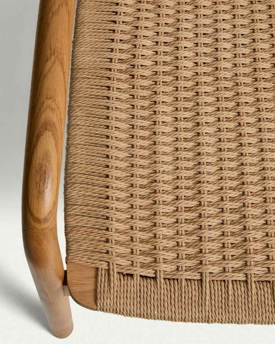 Poltrona Derile in legno di rovere massiccio con finitura in tonalità naturale e corda di carta beige FSC 100%