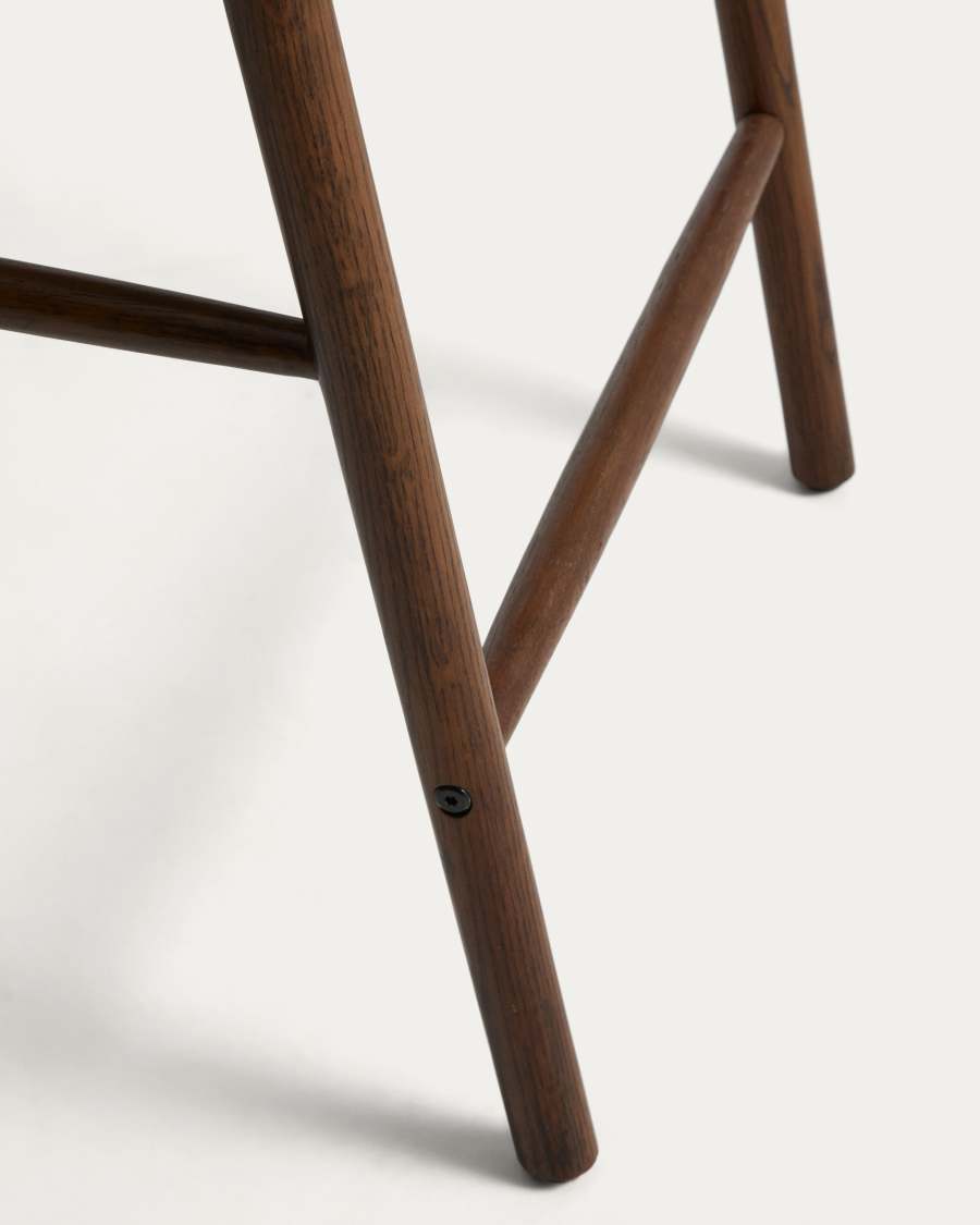 Tabouret Derile en bois de chêne avec finition noyer et corde en papier beige FSC 100 % 65 cm