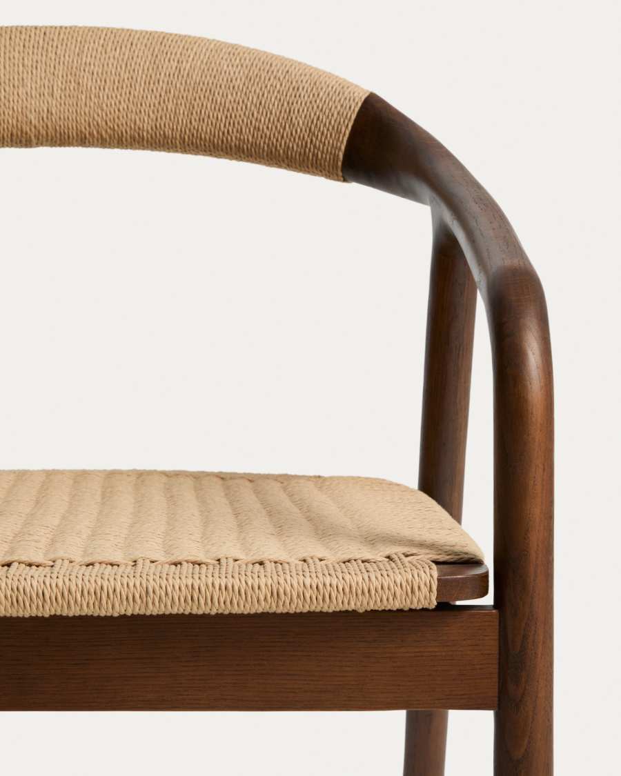 Poltrona Derile in rovere massiccio con finitura noce e corda di carta beige FSC 100%