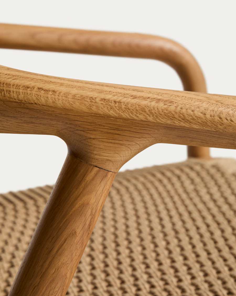 Poltrona Derile in legno di rovere massiccio con finitura in tonalità naturale e corda di carta beige FSC 100%