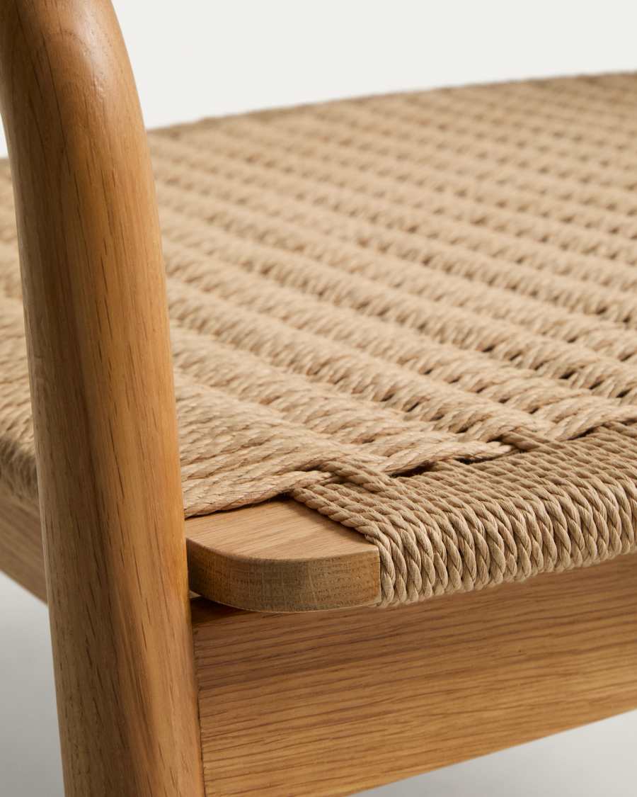 Poltrona Derile in legno di rovere massiccio con finitura in tonalità naturale e corda di carta beige FSC 100%