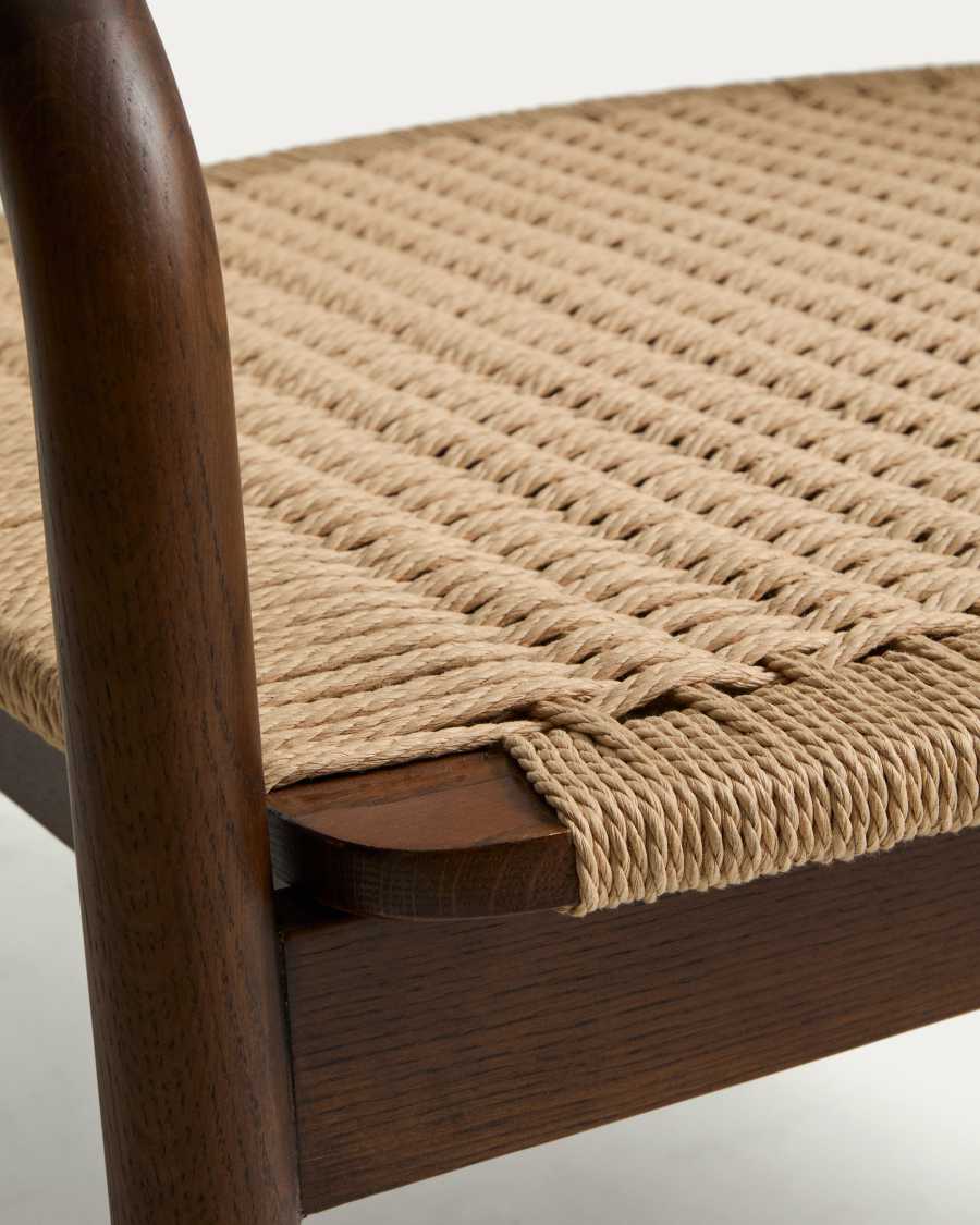 Poltrona Derile in rovere massiccio con finitura noce e corda di carta beige FSC 100%