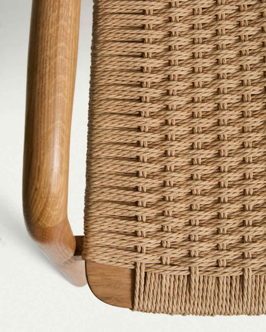 Sedia Derile in legno di rovere massiccio con finitura in tonalità naturale e corda di carta beige FSC 100%