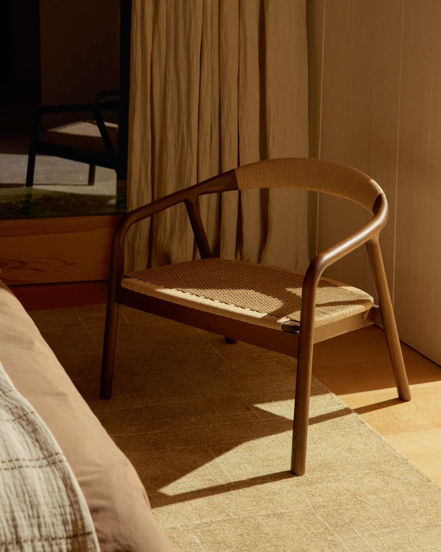 Πολυθρόνα Derile από μασίφ ξύλο δρυός με φινίρισμα καρυδιάς και 100% FSC μπεζ χάρτινο σκοινί