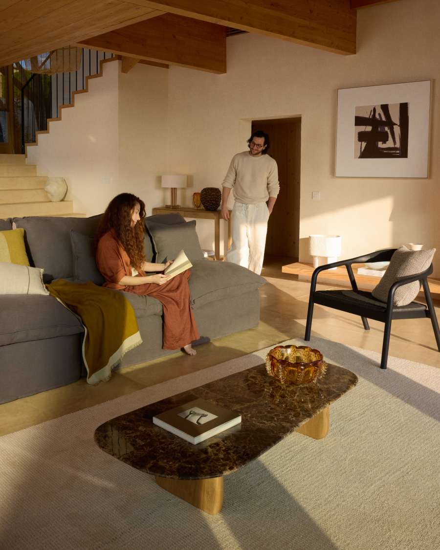 Poltrona Derile in legno massello di rovere con finitura nera e corda in carta nera FSC 100%.