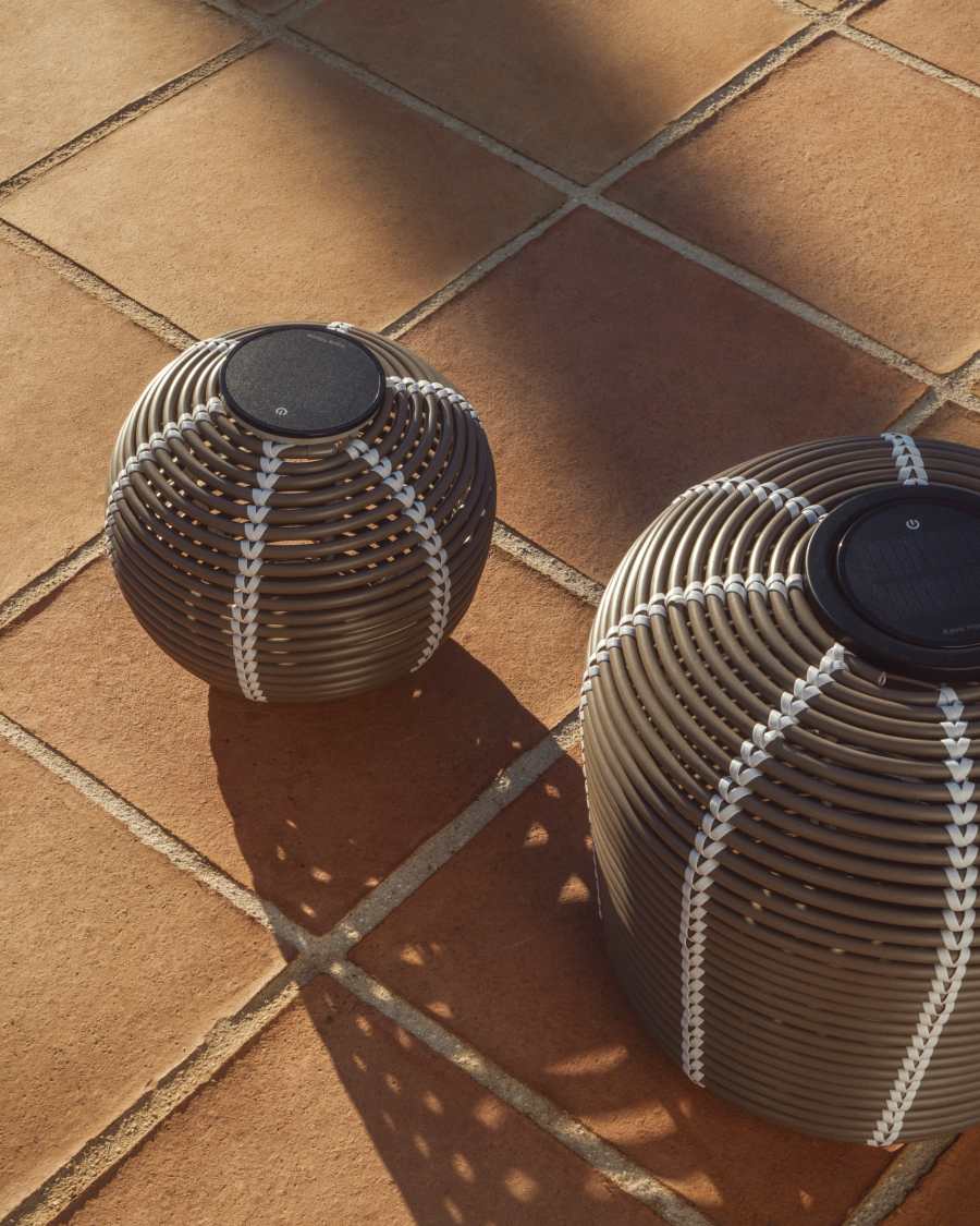 Llum de taula solar per a exterior Garoina LED de rotang sintètic taupe Ø28 cm