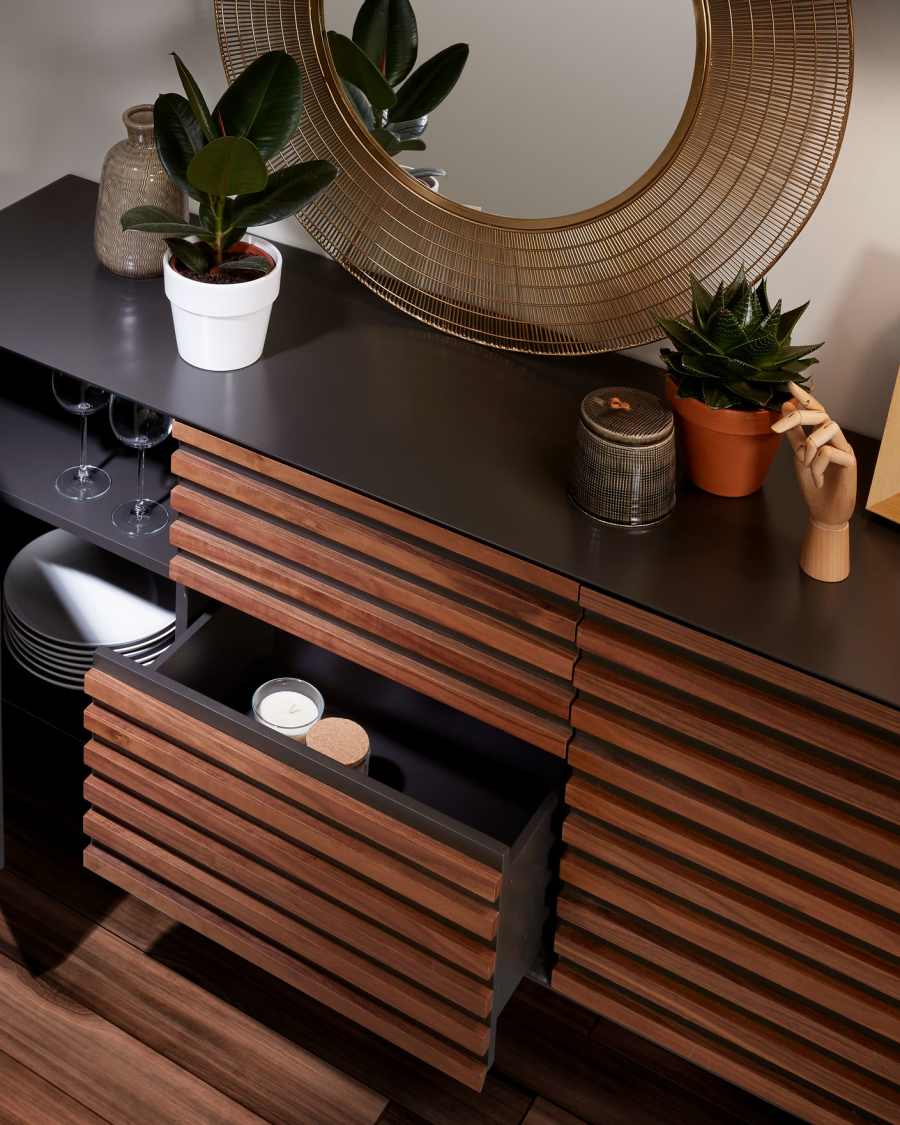 Kesia 2-deurs dressoir in notenhoutfineer met zwarte lak & zwart staal, 162 x 74 cm