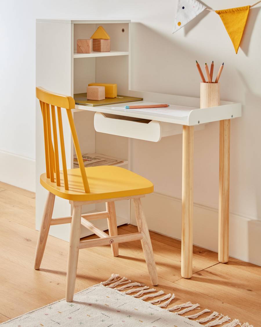 Scrivania Dorotea con ripiano in MDF bianca e gambe in legno di pino naturale FSC