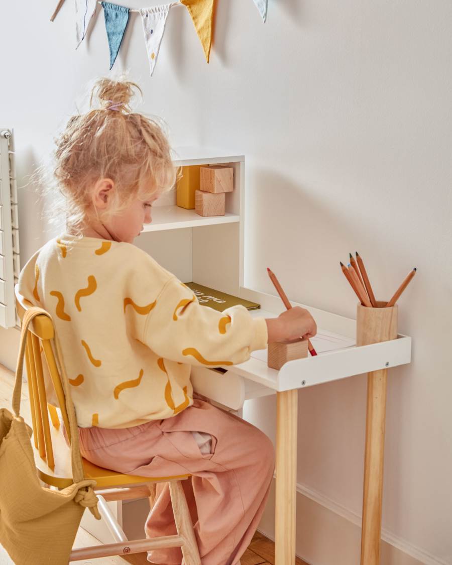 Scrivania Dorotea con ripiano in MDF bianca e gambe in legno di pino naturale FSC