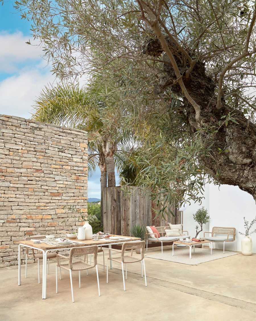 Cailin table in solid 90% FSC acacia wood with galvanised steel legs in white 160 x 90 cm