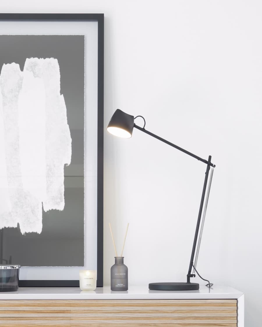 Lámpara de mesa Eldina de metal con acabado negro