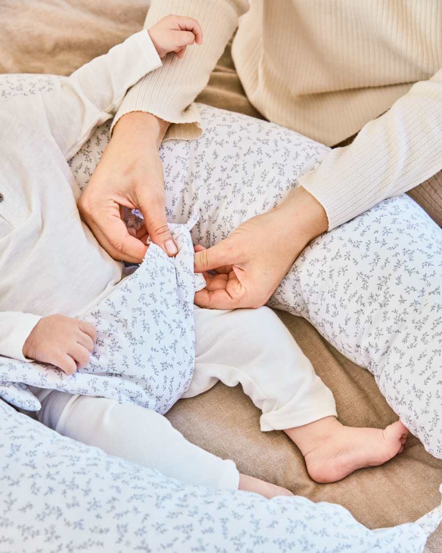 Yamile Stillkissen 100% Bio-Baumwolle (GOTS) weiß mit grauen Blättern