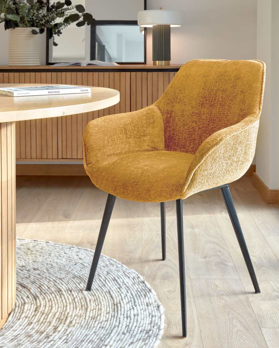 Sedia Amira in ciniglia senape e gambe in metallo con finitura nera