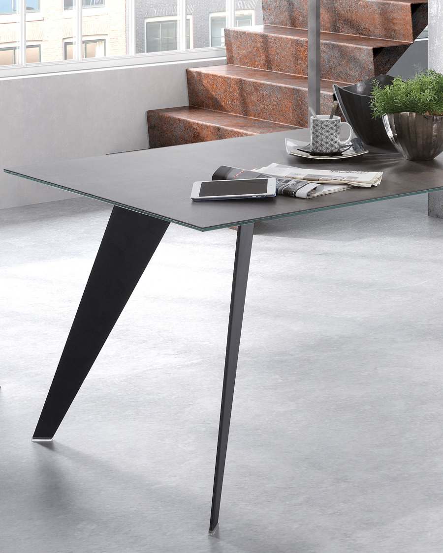 Table Koda en grès cérame finition Iron Moss et pieds acier finition noire 200 x 100 cm