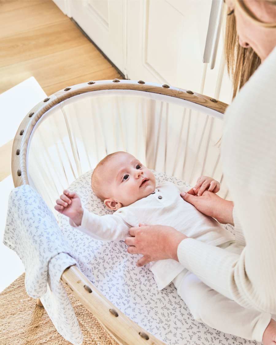 Yamile undersheet for cots 100% organic cotton (GOTS) in white with grey leaves