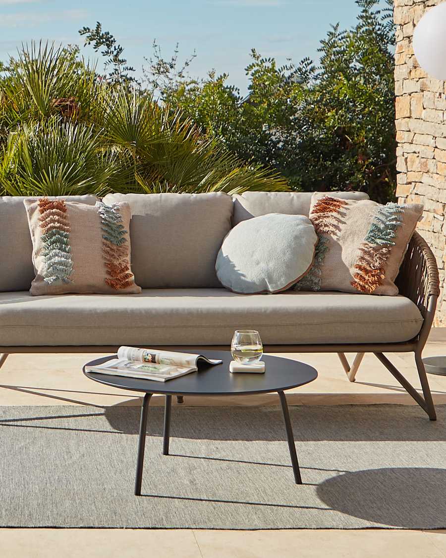 Tavolino Mathis in fibra di cemento con gambe in acciaio finitura nera Ø 70 cm