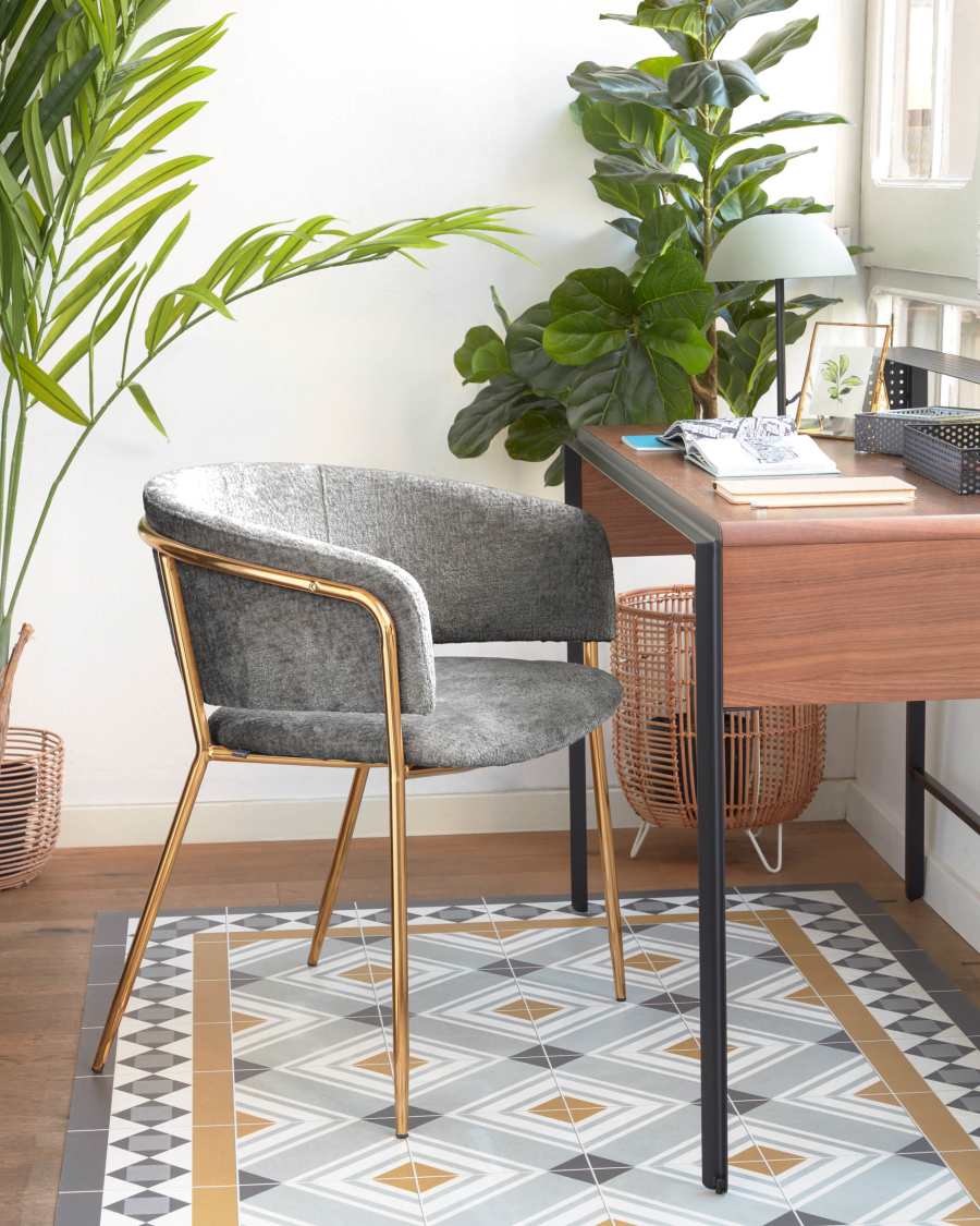 Chaise Runnie en chenille gris foncé avec pieds en acier finition dorée