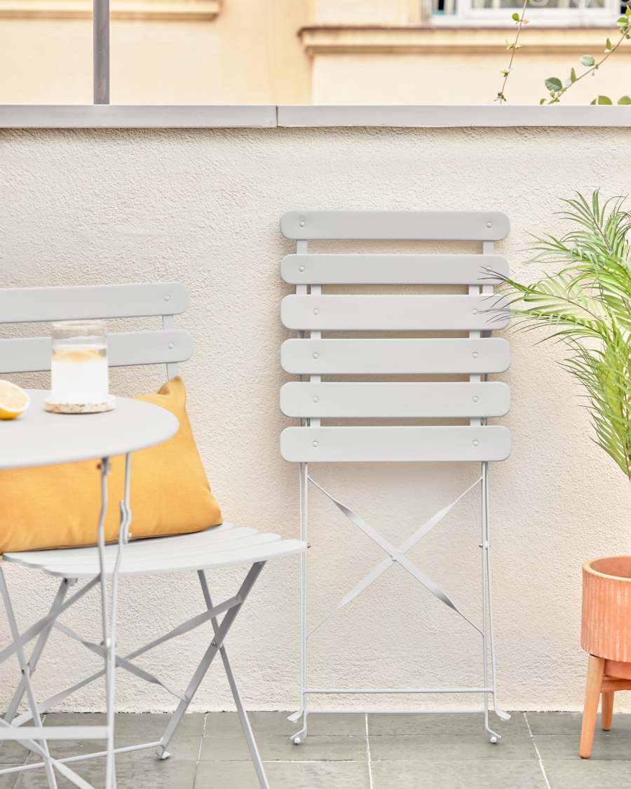 Beryl outdoor set of table and 2 folding chairs in light grey metal