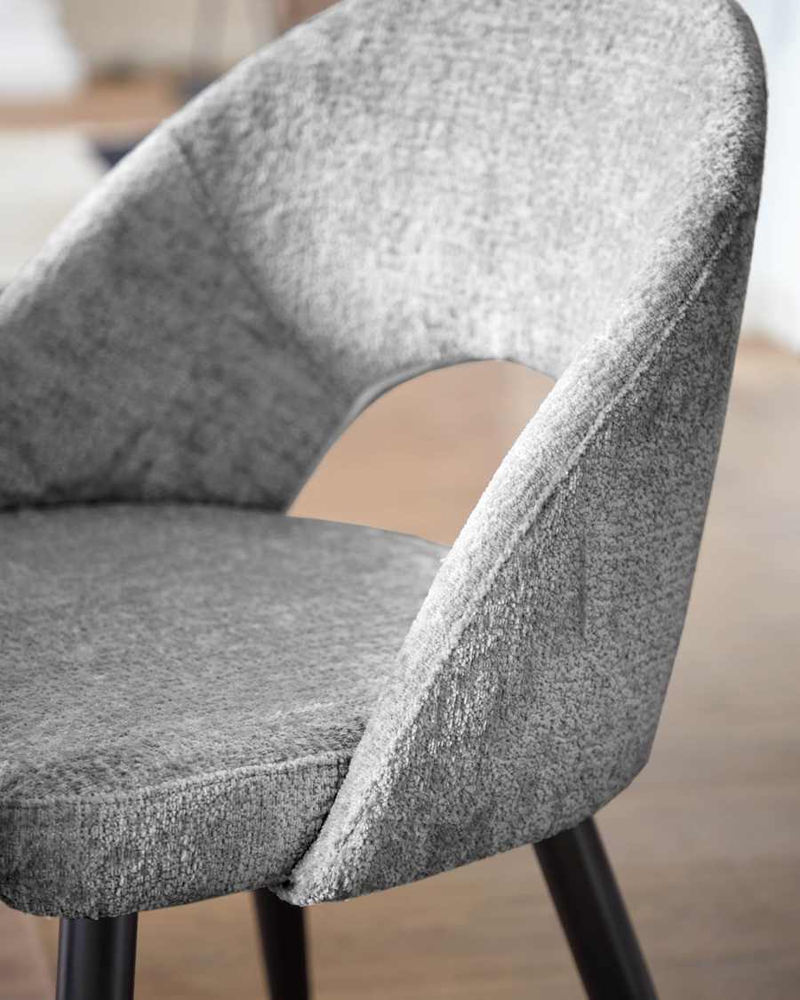 Sedia Mael in ciniglia grigio e piedi in acciaio con finitura nera