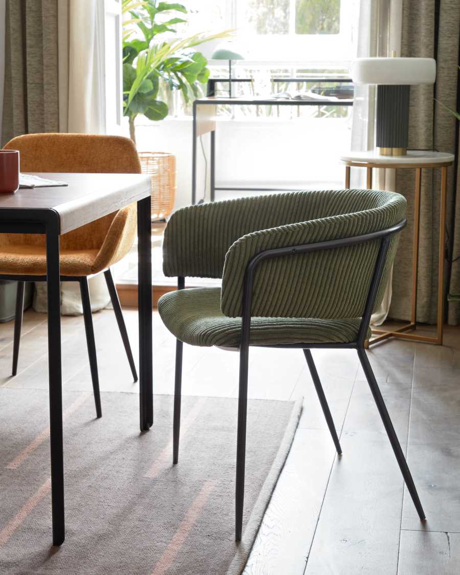 Chaise Runnie en velours à grosses côtes vert foncé avec pieds en acier peint noir