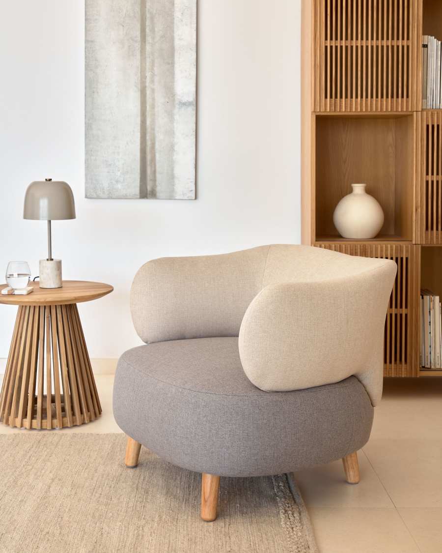 Poltrona Luisa grigia e beige con piedi in legno massello di caucciù