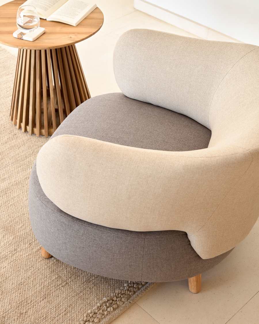 Poltrona Luisa grigia e beige con piedi in legno massello di caucciù