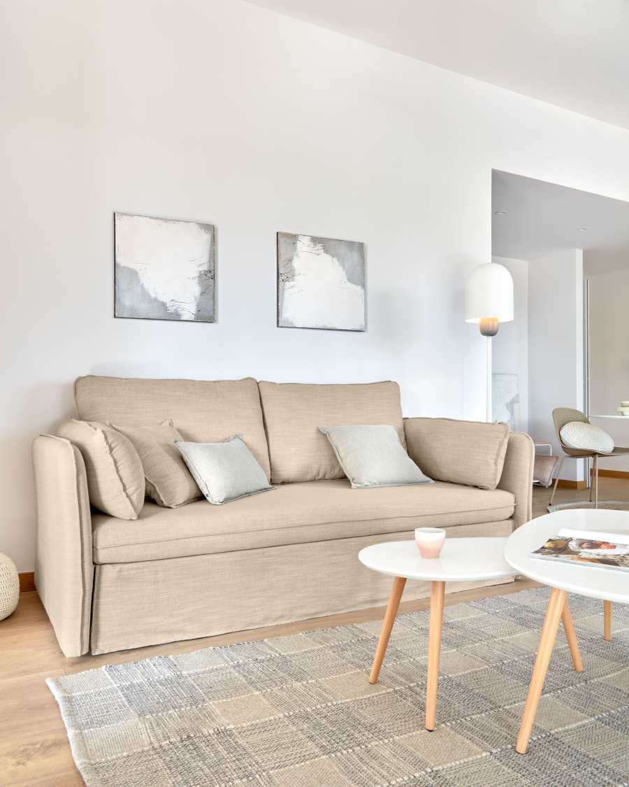 Tanit Schlafsofa beige und Beine aus massivem Buchenholz mit natürlichem Finish 210 cm FSC Mix Credit