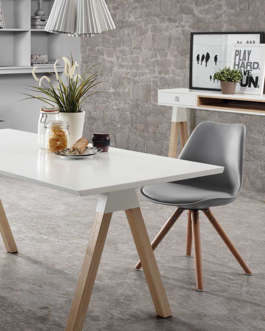 Chaise Ralf grise et pieds en bois