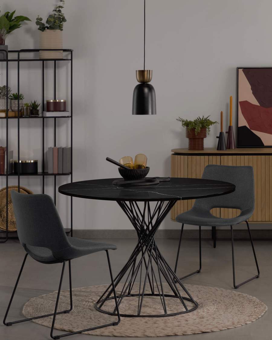 Sedia Zahara grigia e gambe in acciaio finitura nera