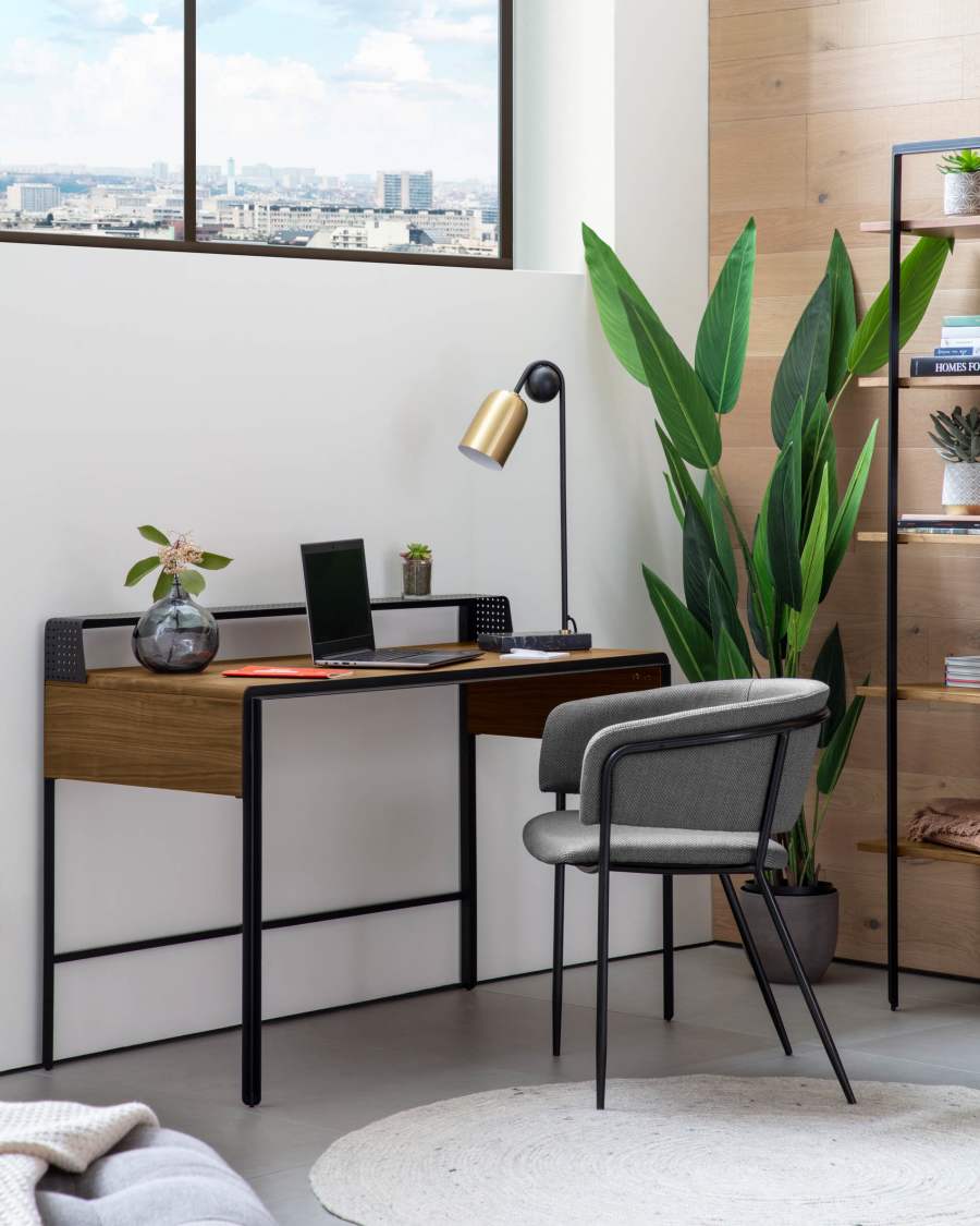 Stuhl Runnie hellgrau mit schwarz lackierten Stahlbeinen