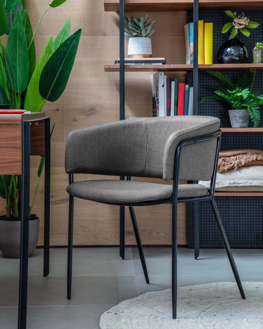 Stuhl Runnie hellgrau mit schwarz lackierten Stahlbeinen