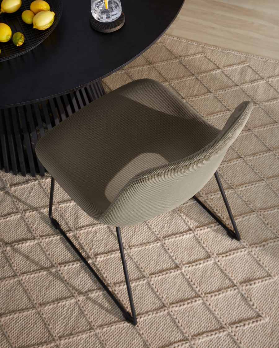 Sedia Zahara in velluto a coste grigio e gambe in acciaio finitura nera