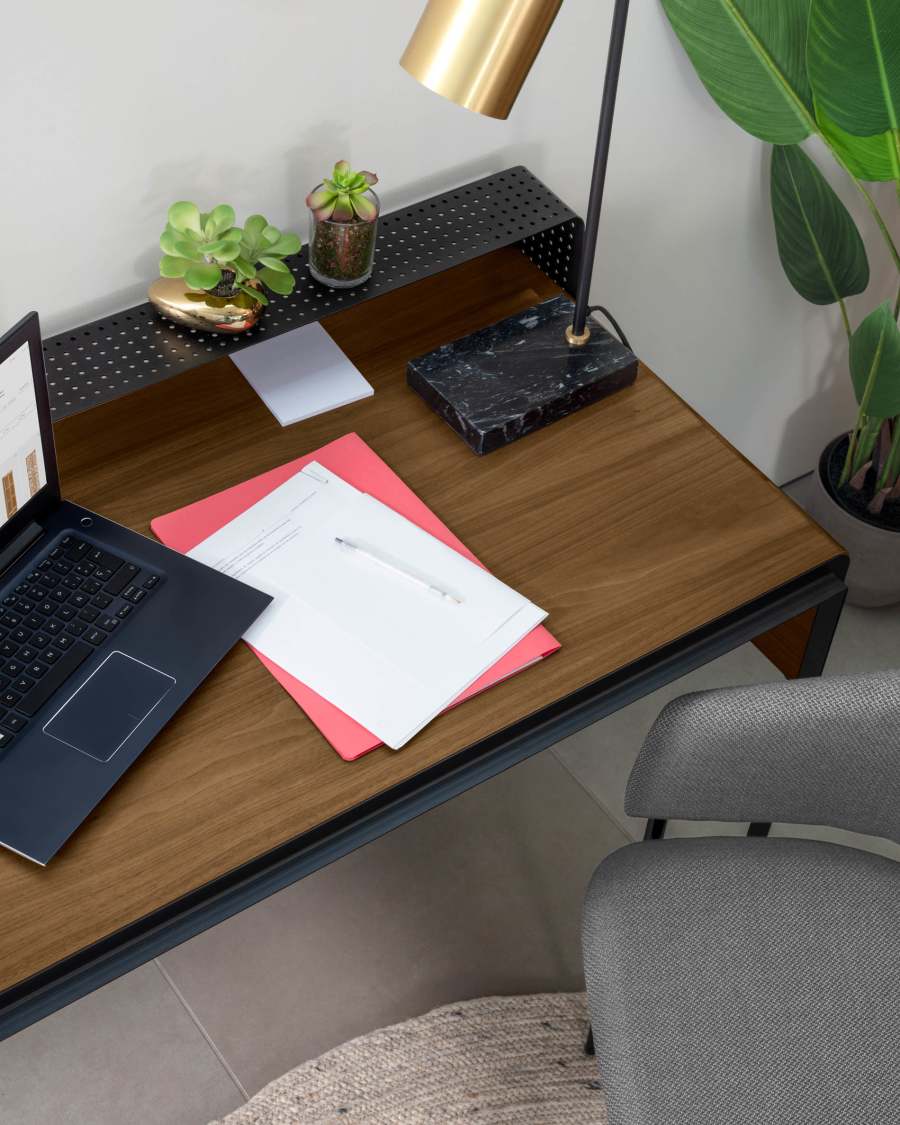 Stuhl Runnie hellgrau mit schwarz lackierten Stahlbeinen