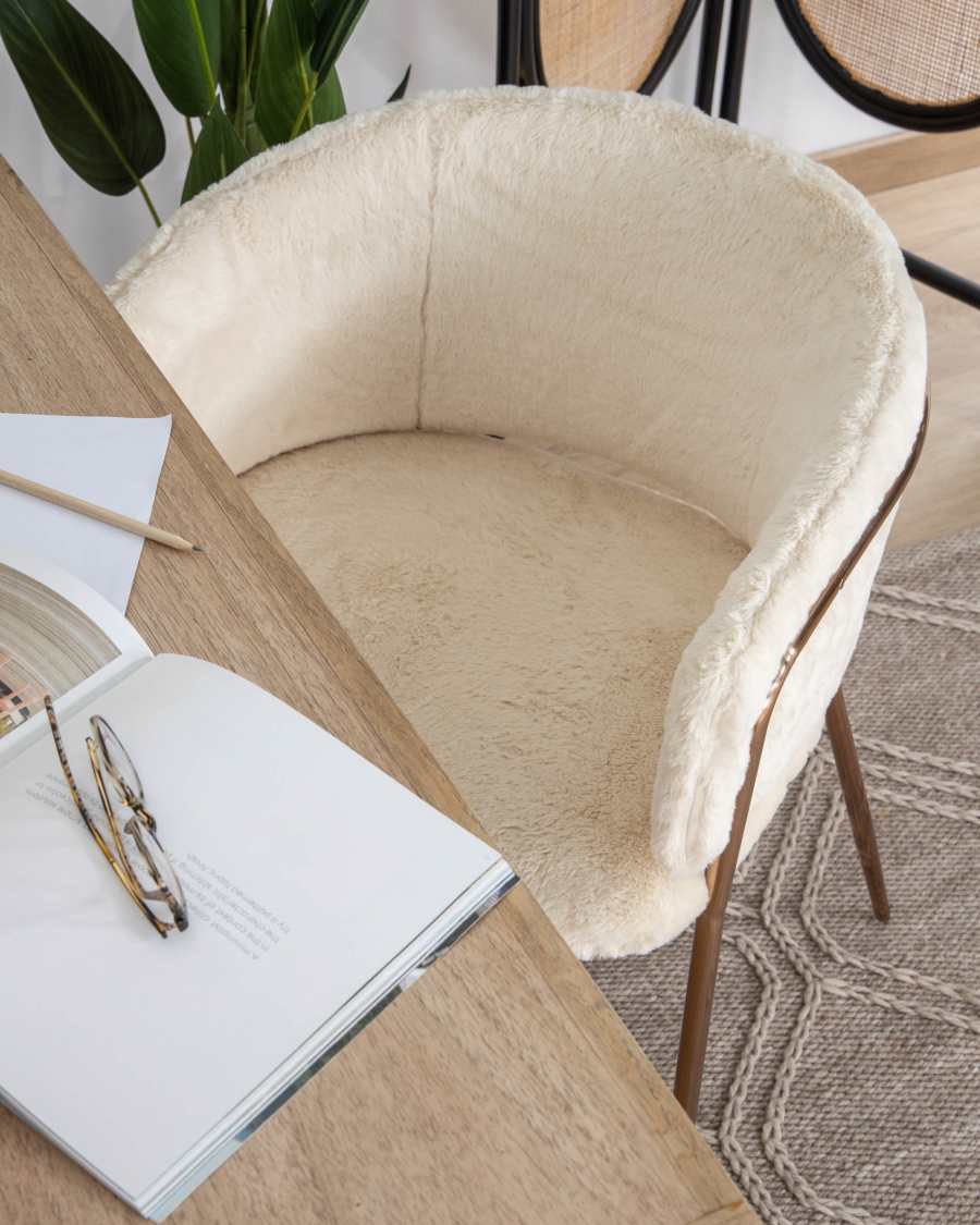 Sedia Runnie in pelo bianco con gambe in acciaio verniciate ramato