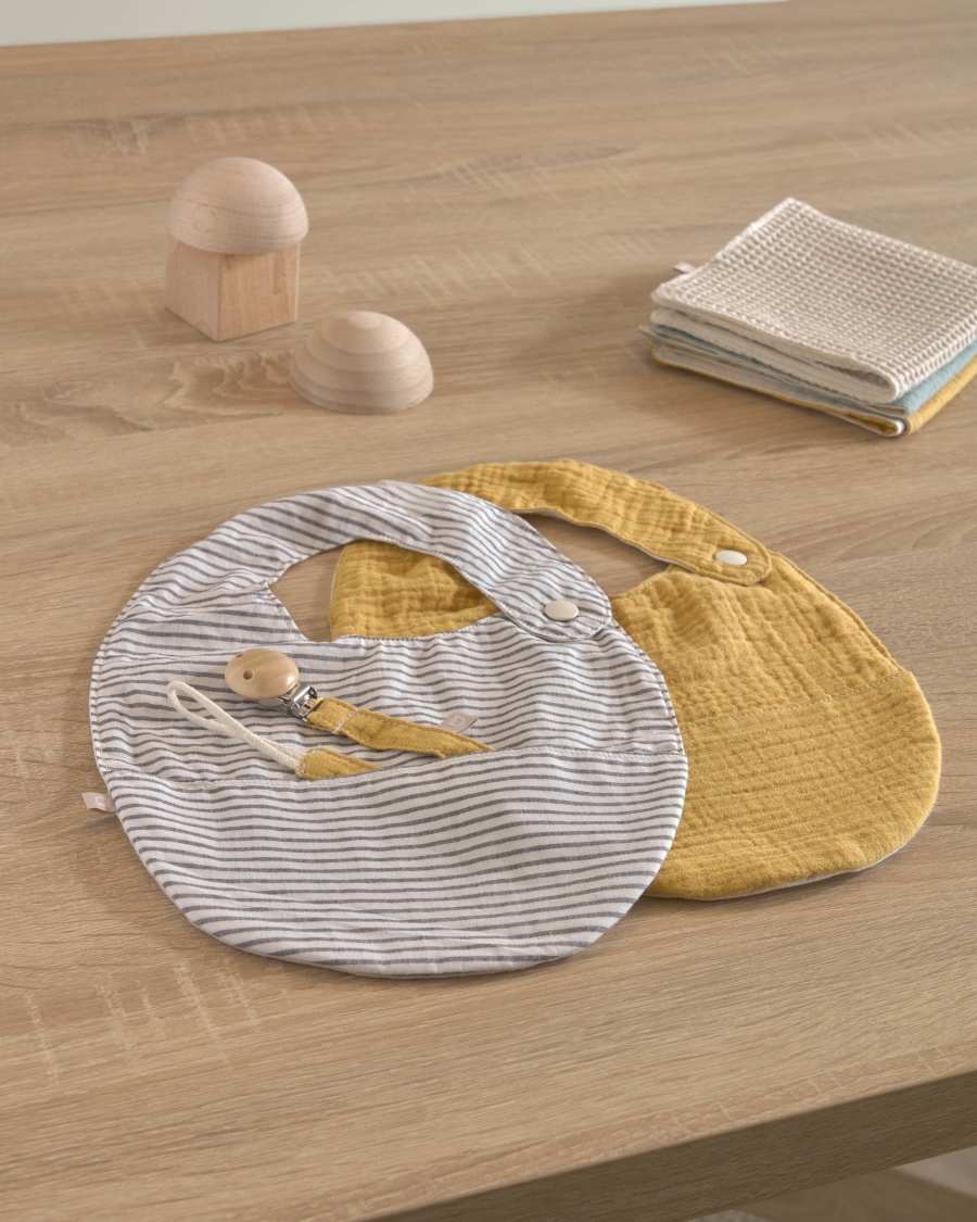 Manon set van twee 100% biologische katoenen slabbetjes in mosterd geel en grijze strepen