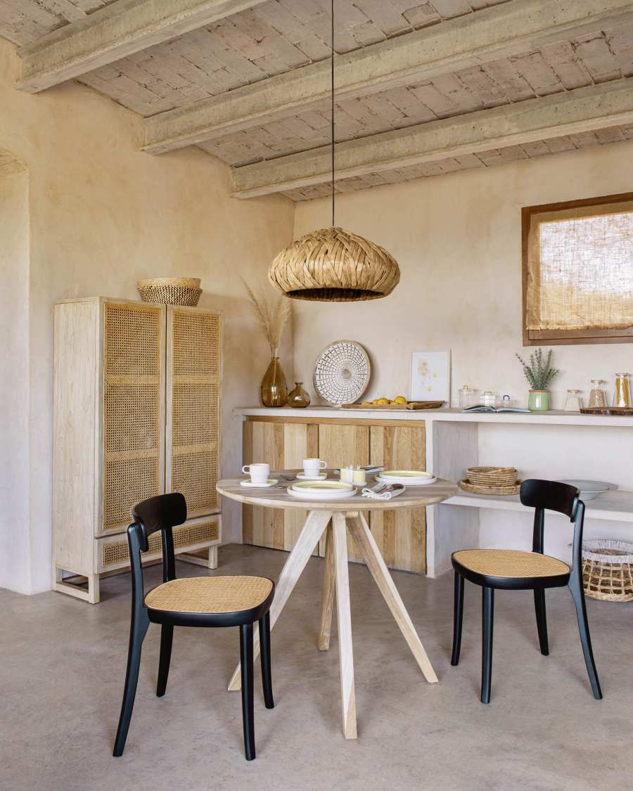 Sedia Romane in legno di faggio finitura nera e impiallacciatura di frassino e rattan