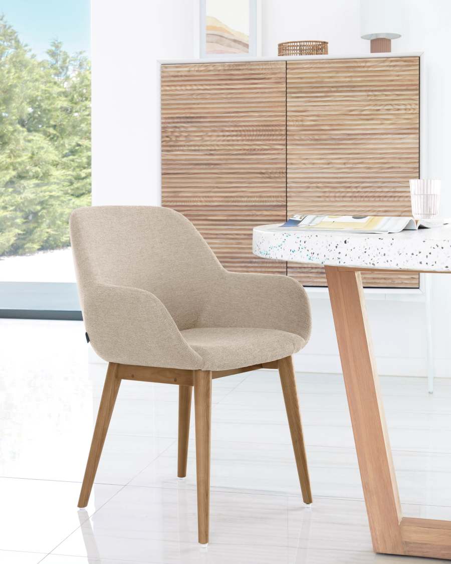 Konna chair in beige with solid ash wood legs in a dark finish FR