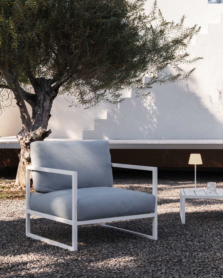 Comova 100% outdoor armchair in blue and white aluminium