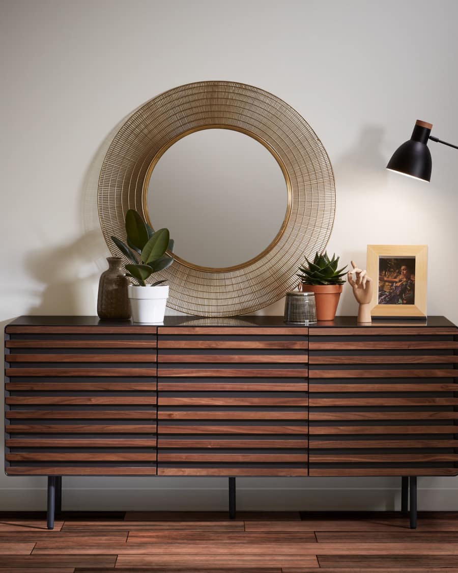 Kesia 2-deurs dressoir in notenhoutfineer met zwarte lak & zwart staal, 162 x 74 cm