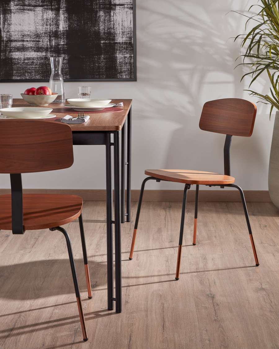 Sedia Oyaka impiallacciata noce e acciaio finitura nera e dettaglio rame